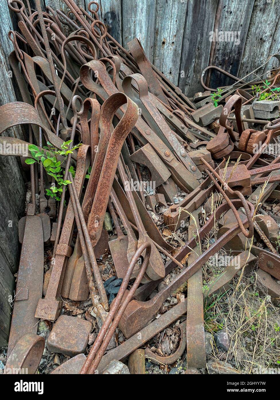 Decadimento industriale - vecchie apparecchiature ferroviarie abbandonate lentamente arrugginiscono. Foto Stock