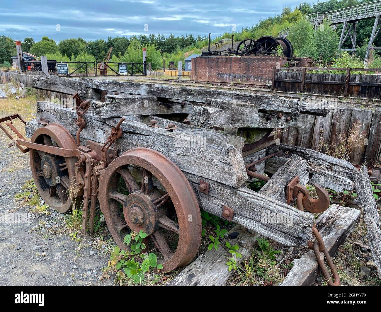 Decadimento industriale - vecchie apparecchiature ferroviarie abbandonate lentamente arrugginiscono. Foto Stock