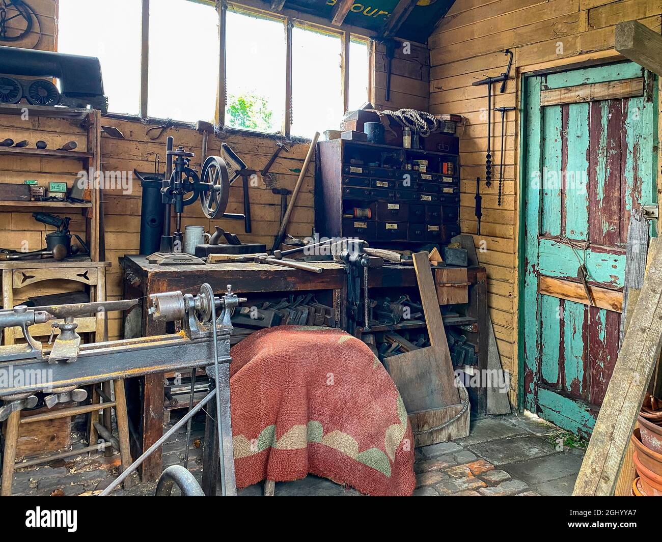 Interno di un laboratorio del 19 ° secolo al Beamish Museum in Northumberland nel nord-est dell'Inghilterra. Foto Stock