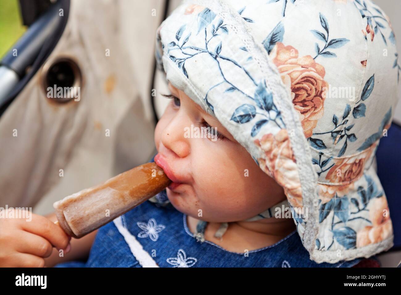 Umea, Norrland Svezia - 27 luglio 2021: Mangiare gelato che ha un sapore come la cola Foto Stock