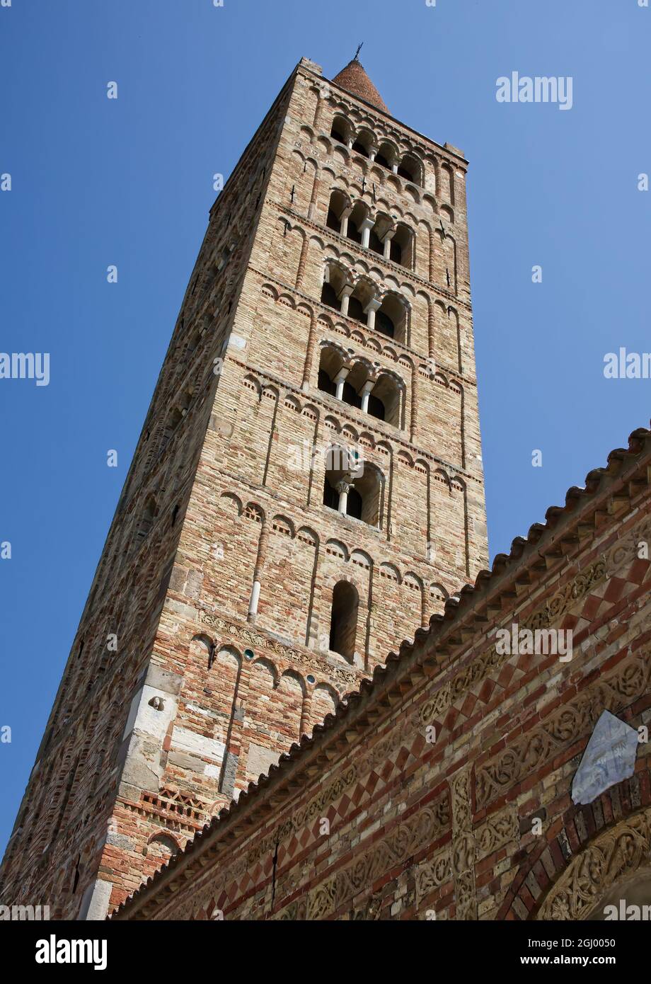 Campanile romanico dell'Abbazia di Pomposa (Abbazia di Pomposa) situato a Codigoro, Ferrara. L'Abbazia di Pomposa è una delle più importanti Abbe medievali Foto Stock