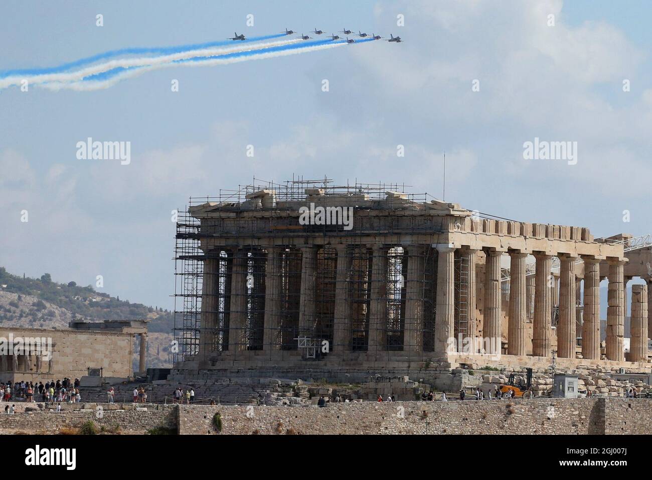 I jet alpha della squadra di Patrouille de France e due jet francesi di volo Rafale spruzzano delle linee di fumo nei colori della bandiera greca mentre volano oltre il Tempio del Partenone in cima alla collina dell'Acropoli. L'esibizione è stata la chiusura di un salone aereo annuale, noto come Athens Flying Week, che ospita squadre di aerobica provenienti da diversi paesi. Foto Stock