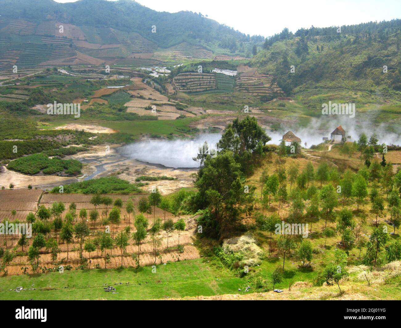 Vista del cratere Sileri dall'altopiano di Dieng Foto Stock