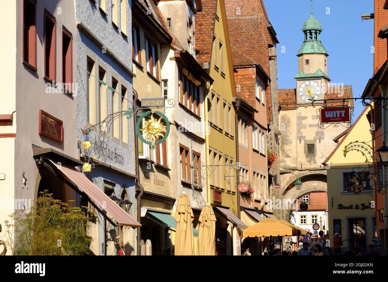 Edifici colorati poco prima del tramonto e l'ornata torre Markus e porta nelle mura di Rothenburg ob der Tauber, Baviera, Germania Foto Stock