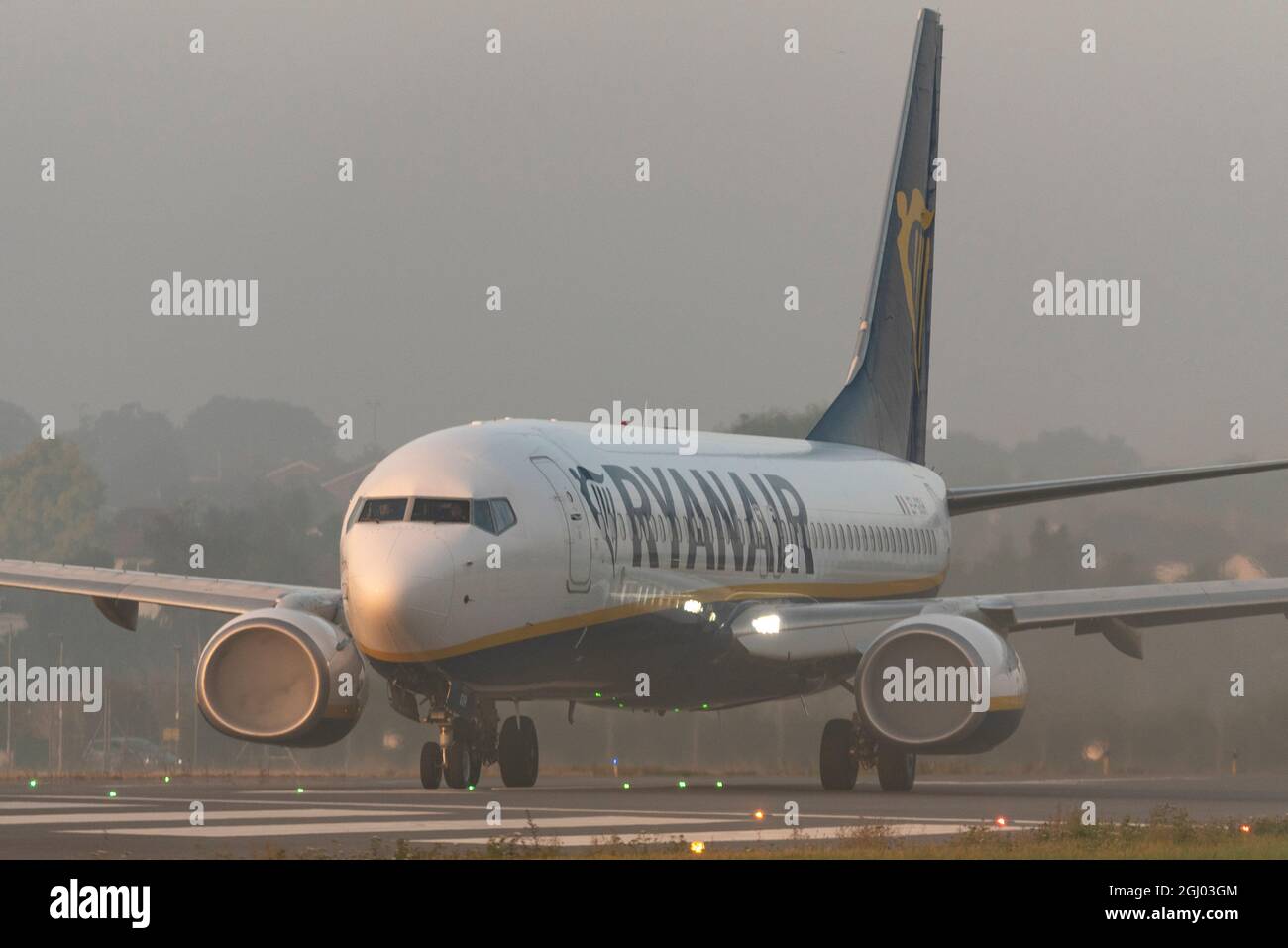 London Southend Airport, Essex, Regno Unito. 8 settembre 2021. La prima mattina 06:55 partenza Ryanair per Alicante (nella foto) e 07:15 a Palma di Maiorca sono decollato come il sole sorge per un'altra previsione calda e soleggiata giornata a Southend on Sea, con un folto strato di nebbia mattutina sul terreno. La compagnia aerea irlandese ha continuato a pianificare voli dall'aeroporto di Londra Southend dopo i blocchi COVID 19, ma ha annunciato che chiuderà la propria base alla fine di ottobre. La condensa proveniente dall'aria umida che si forma nelle prese d'aria del motore crea effetti di nube Foto Stock