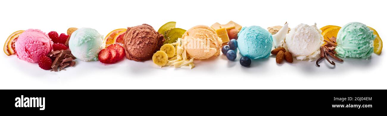 Ampio banner panoramico con una varietà di dessert al gelato italiano con sapori di frutta assortiti, vaniglia, cioccolato e mandorla esposti come una linea di sc Foto Stock