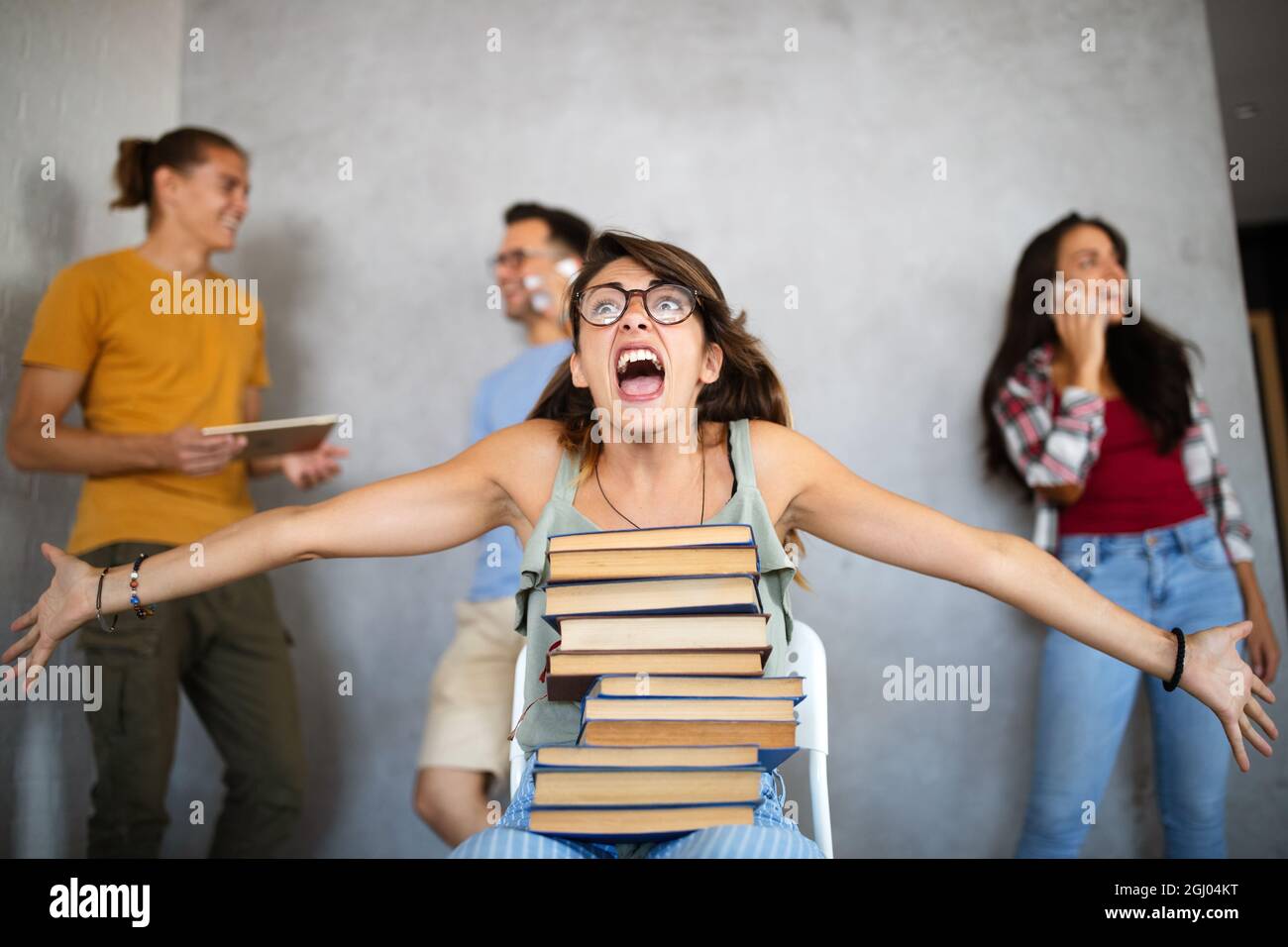 Studente ansioso sopraffatti dallo studio e dalla lettura di libri Foto Stock
