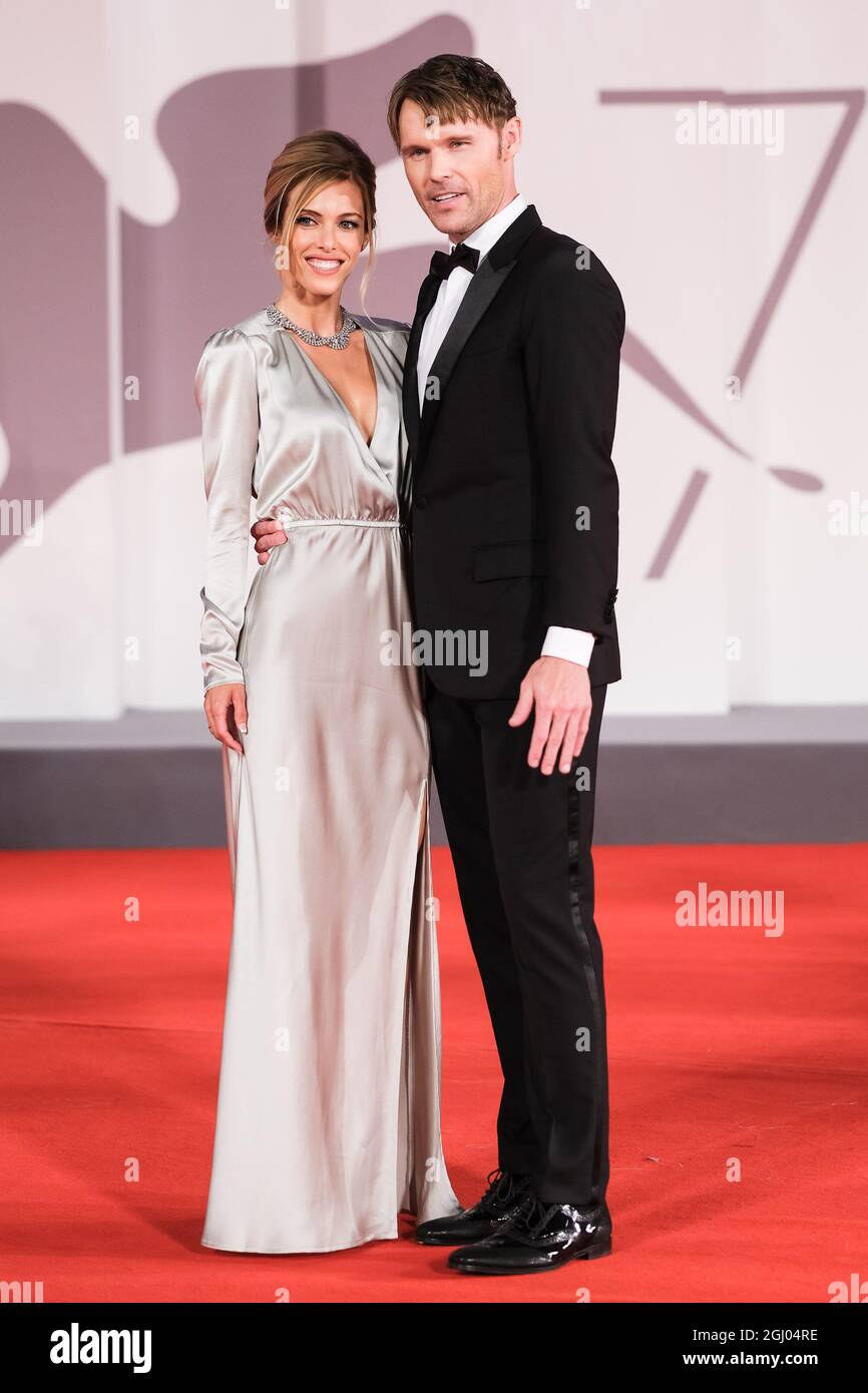 Il Palazzo del Cinema, Lido di Venezia, Venezia, Italia. 7 Settembre 2021. Taylor Olandt e Scott Haze si pongono sul tappeto rosso per IL VECCHIO HENRY durante il 78° Festival Internazionale del Cinema di Venezia. Foto di Credit: Julie Edwards/Alamy Live News Foto Stock