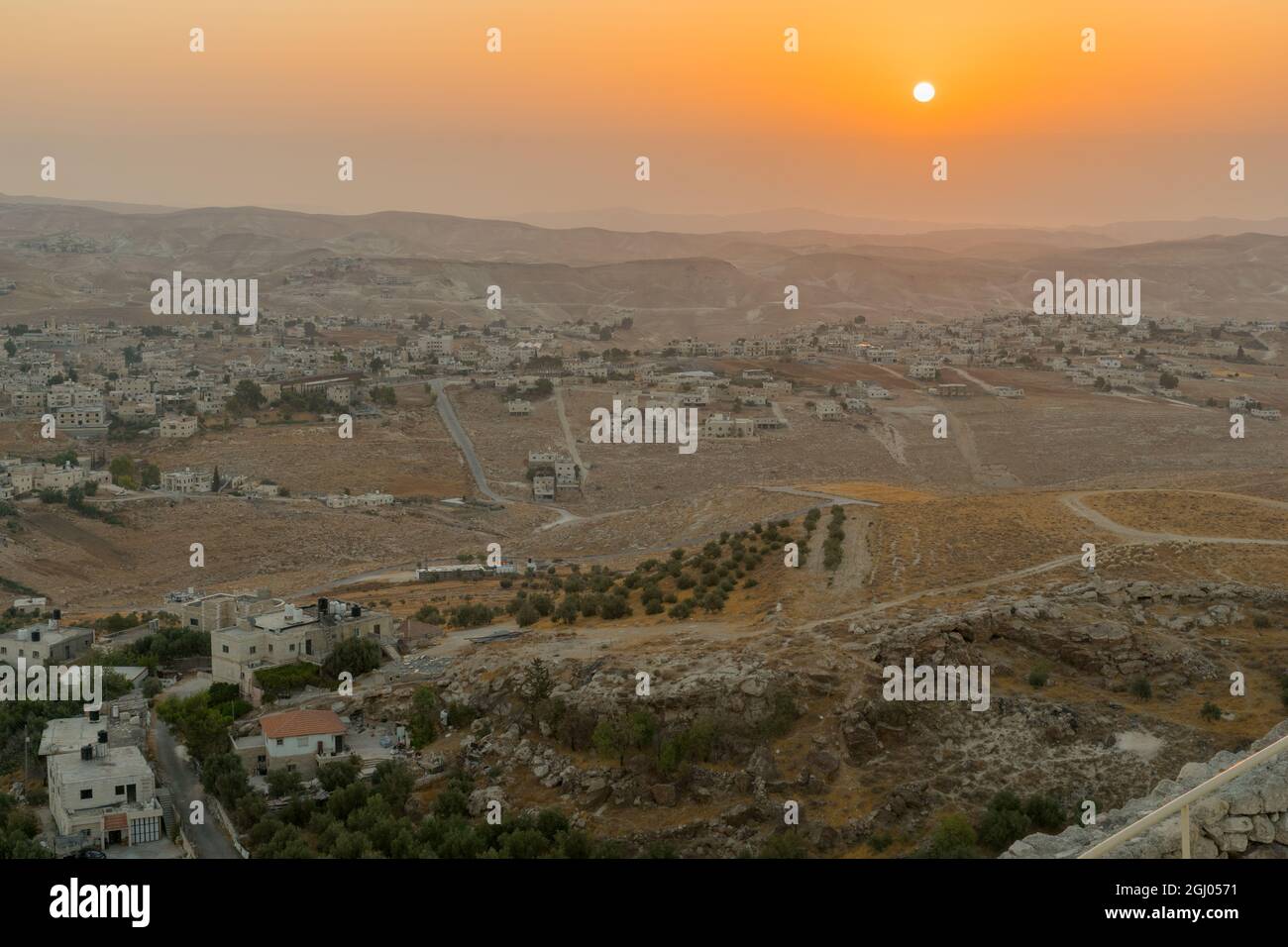 Vista all'alba verso il deserto giudaico e il Mar Morto, con un gregge di pecore e villaggi palestinesi. Da Erodium, la Cisgiordania, a sud di Jerusa Foto Stock