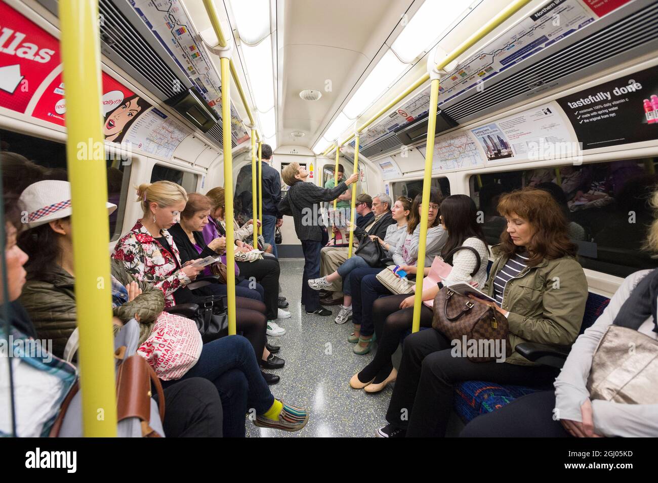 Passeggeri, su un treno della Northern Line in direzione sud, Londra, Regno Unito. 27 ago 2011 Foto Stock
