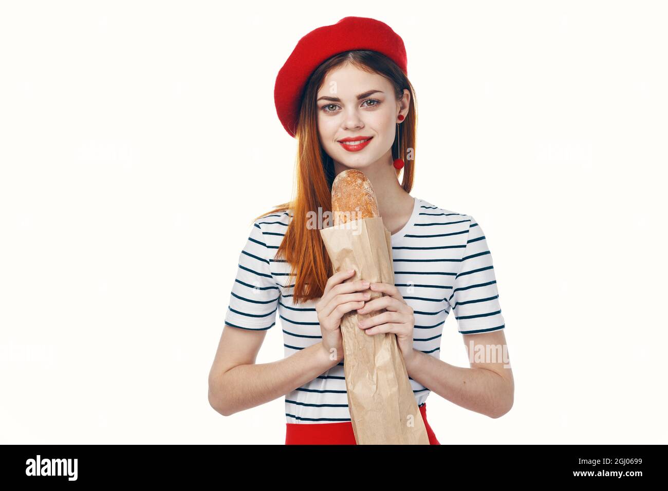Donna in un cappello rosso con una pagnotta francese in mano uno snack  Gourmet lifestyle Foto stock - Alamy