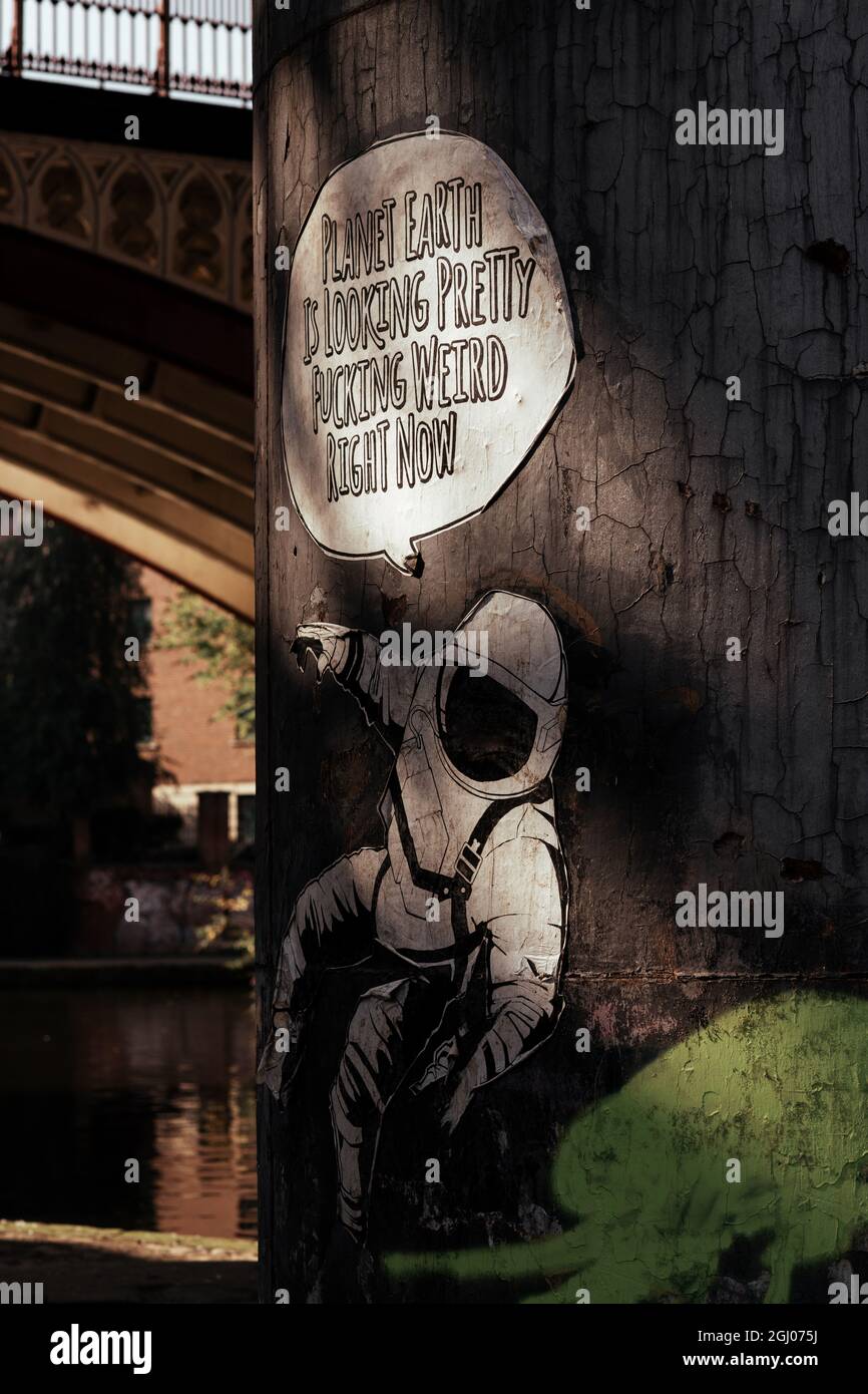 ‘Planet Earth sembra piuttosto stravagante adesso’ di Sneak Arts a Castlefield, Manchester Foto Stock
