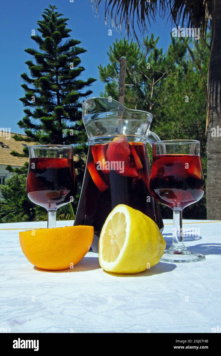 Brocca (Jarra) e bicchieri di sangria spagnola, Costa del Sol, Provincia di Malaga, Andalusia, Spagna, Europa. Foto Stock