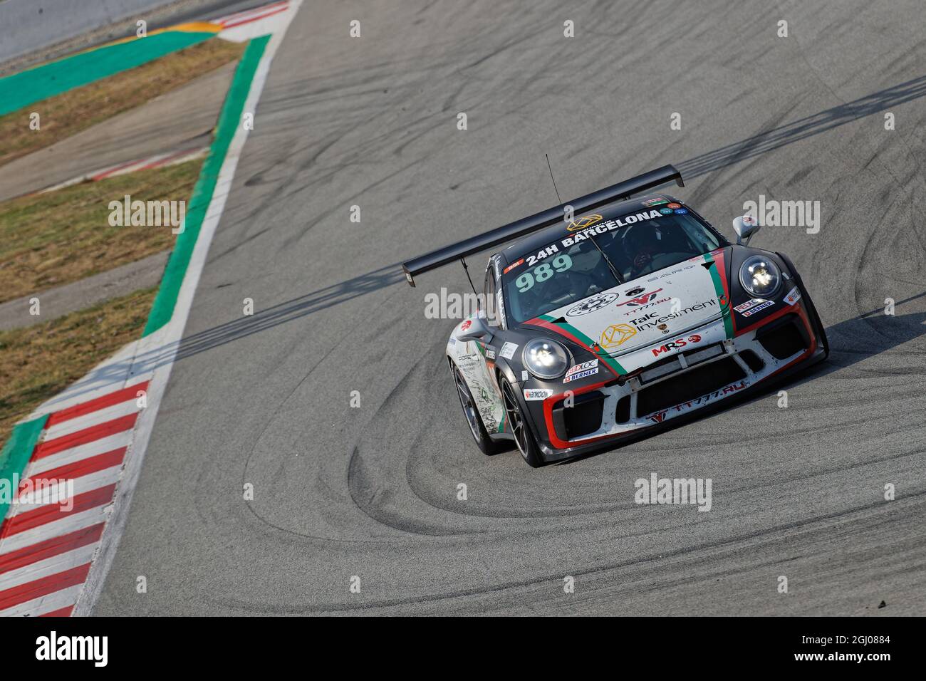 BARCELLONA, SPAGNA, 4 settembre 2021 : Porsche 911 GT3 in pista durante la 24h Series, un campionato internazionale di corse a lunga distanza per GT e Touring Foto Stock