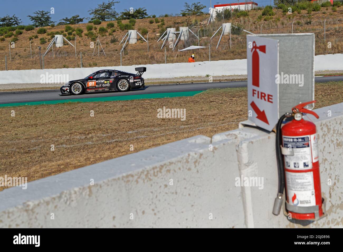 BARCELLONA, SPAGNA, 5 settembre 2021 : Porsche 911 e pista pareti durante 24h Series, un campionato internazionale di corse a lunga distanza per GT e Tou Foto Stock