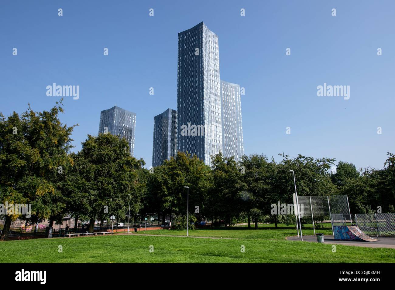 Il gruppo di grattacieli di Deansgate Square visto dall'Hulme Park. Foto Stock