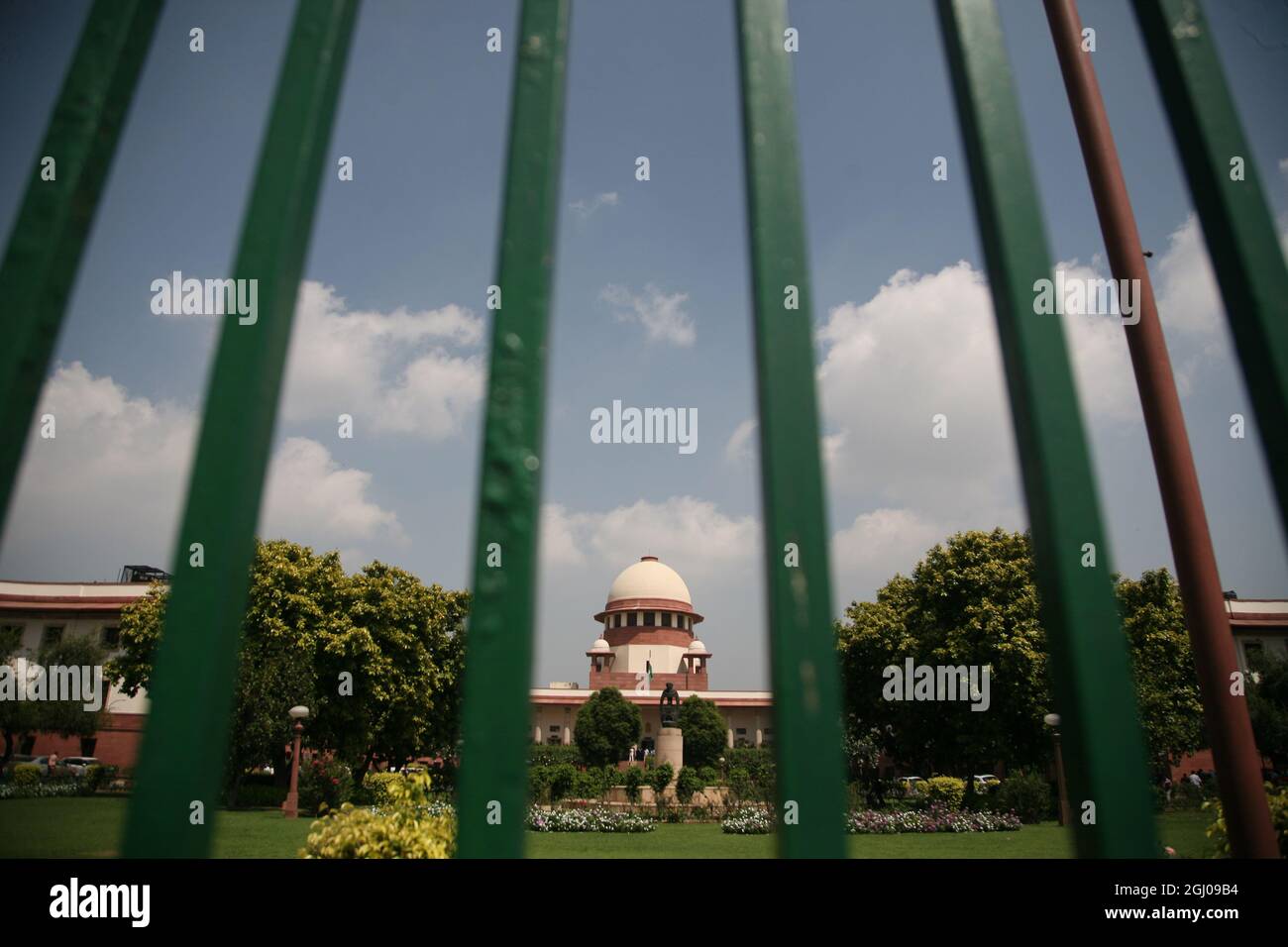 Una visione generale dell'edificio principale della Corte Suprema indiana a Nuova Delhi, India. La Corte Suprema si trova sulla strada di bhagwan das a Nuova Delhi. Foto Stock