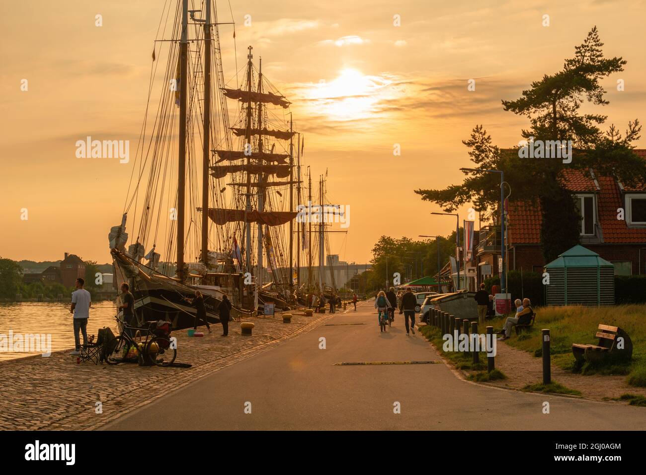 Luce serale a fine estate a Tiessenkai prodotto a Kiel, distretto Holtenau, fiordo di Kiel, Mar Baltico, Schleswig-Holstein, Germania settentrionale, Europa Foto Stock