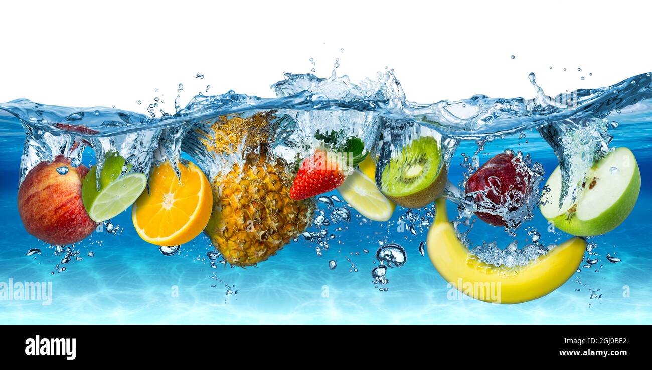varie frutta fresca colorata e gustosa che si spruzza in acqua fredda isolata su sfondo blu bianco. dieta alimentare sano mangiare freschezza concetto Foto Stock
