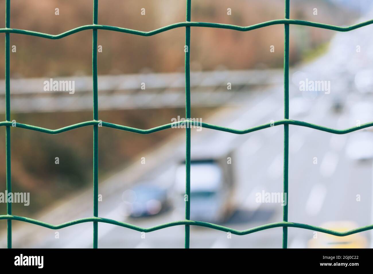 Recinzioni e autostrada sullo sfondo Foto Stock