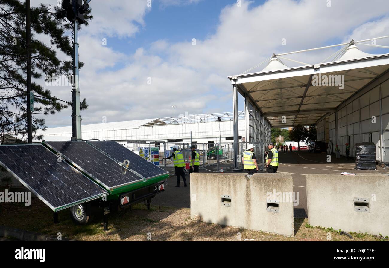 I lavori di costruzione iniziano nel villaggio temporaneo nel parcheggio del SEC Campus per la prossima conferenza sul clima COP26 a Glasgow, Scozia. Foto Stock