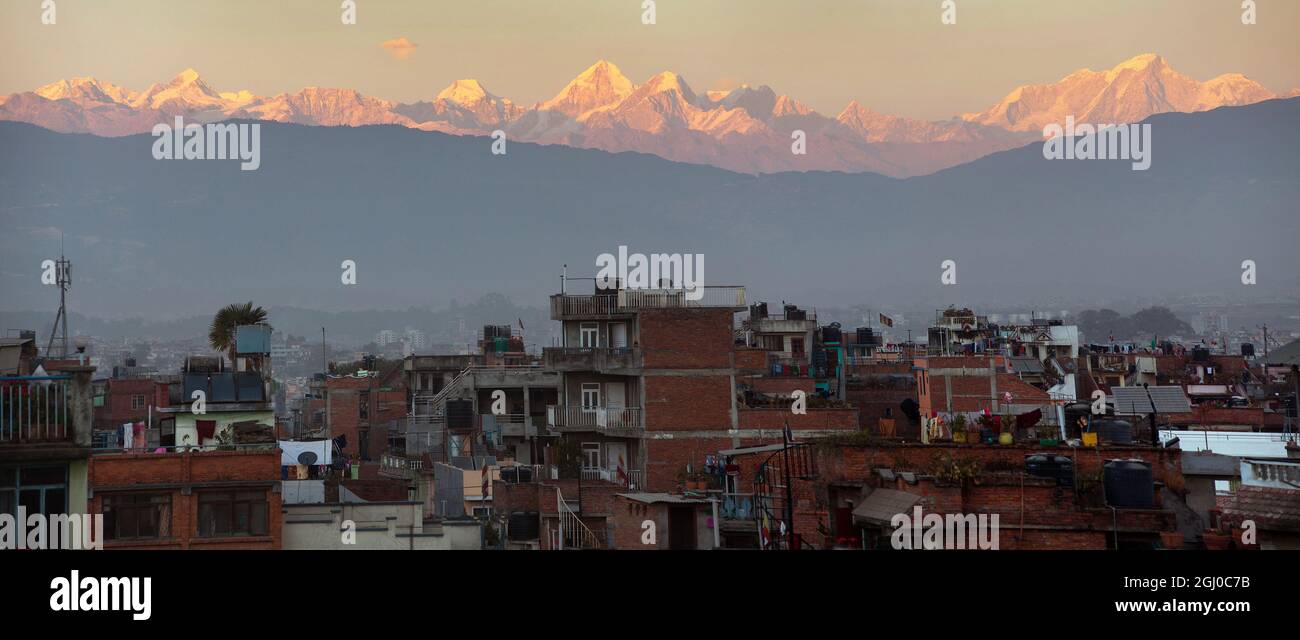 Sera vista panoramica della città di Patan o Pathan e Kathmandu con le montagne dell'Himalaya, Nepal Foto Stock