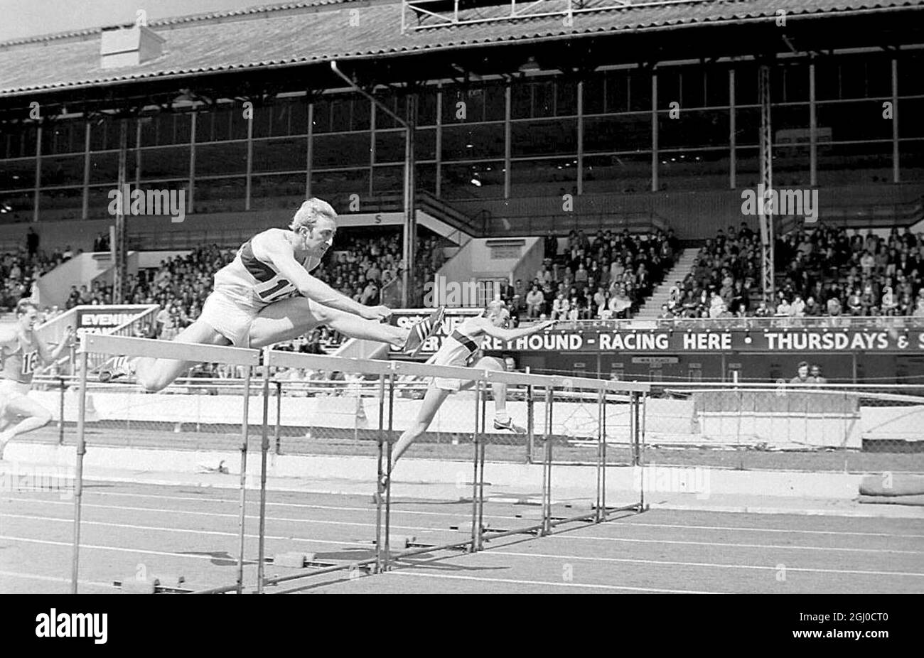 London David Hemery of Gloucestershire il campione olimpico di 400m ostacoli si sbatte oltre l'ultimo ostacolo per andare avanti e vincere la finale di 110 m ostacoli ai Campionati Inter City al White City Stadium di Londra. 26 maggio 1969 Foto Stock