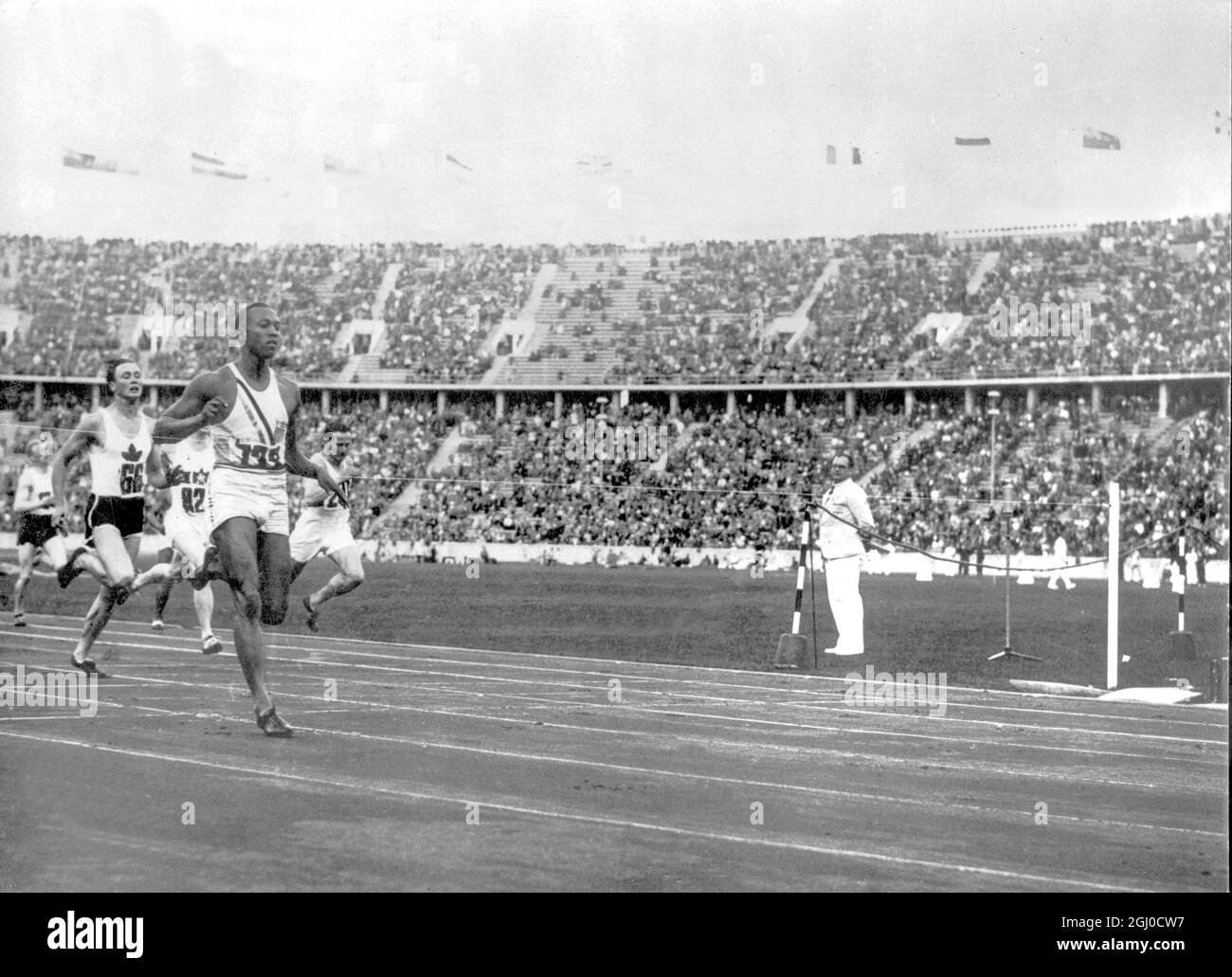 Jesse Owens ha vinto i 200m ai Giochi Olimpici di Berlino - 1936 Foto Stock