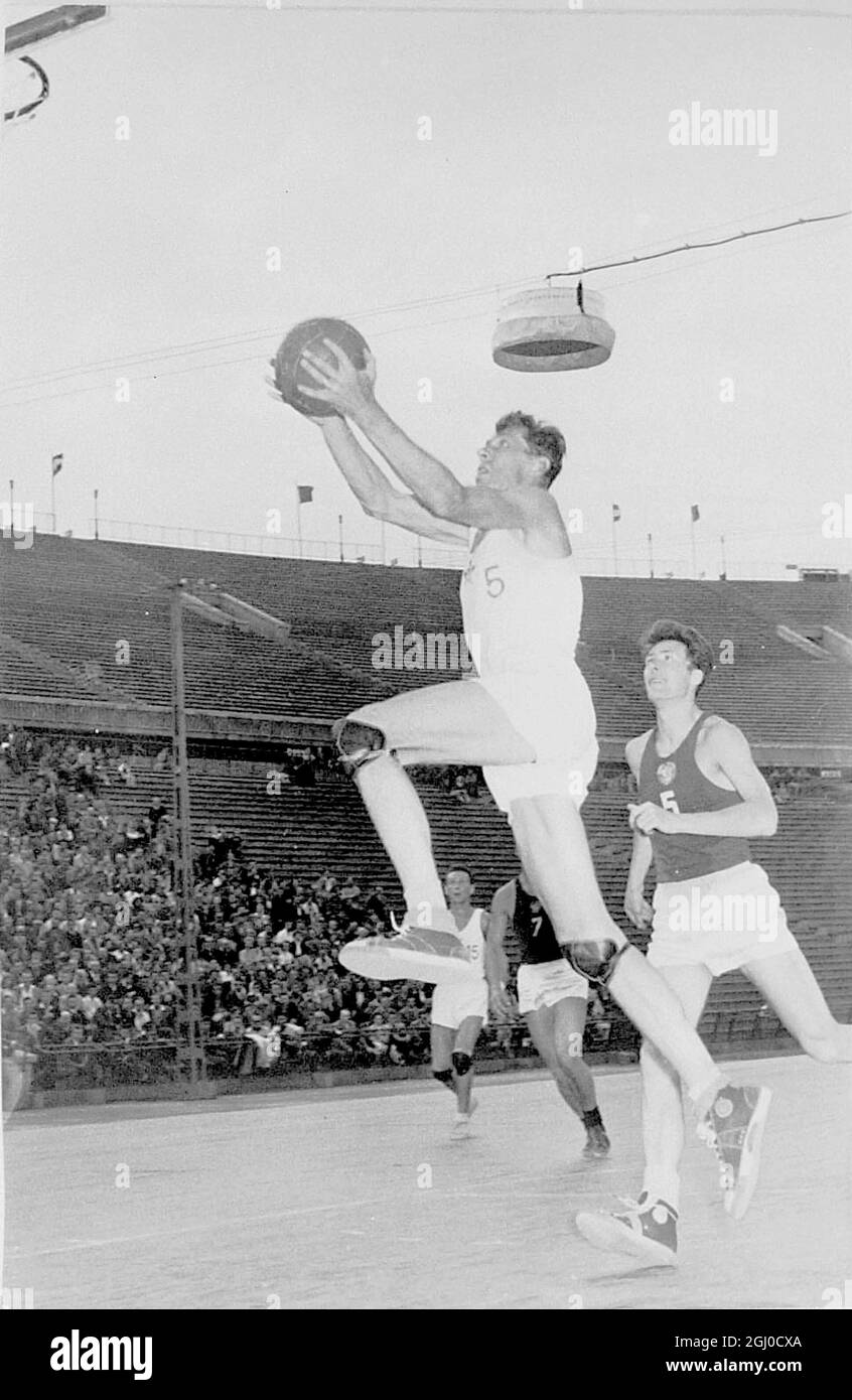 Le finali delle Cecoslovacchia battono l'URSS. L'immagine mostra Sherik (ceco no 5) in azione. Budapest, 21 giugno 1955 Foto Stock