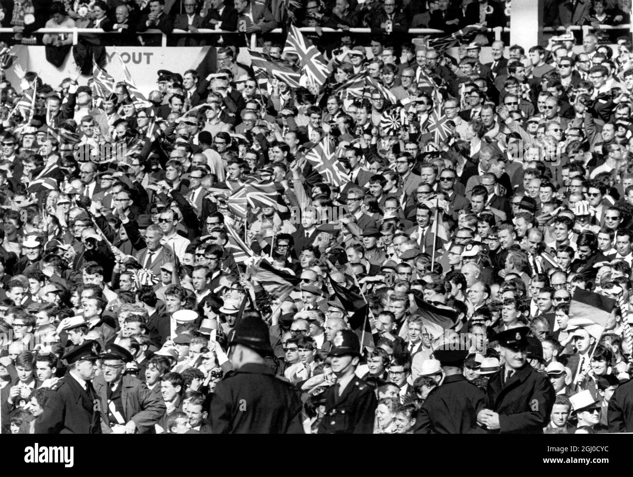 1966 finale della Coppa del mondo Inghilterra contro Germania Ovest alcuni dei tifosi inglesi con i loro Union Jacks al Wembley Stadium. 30 luglio 1966. Foto Stock