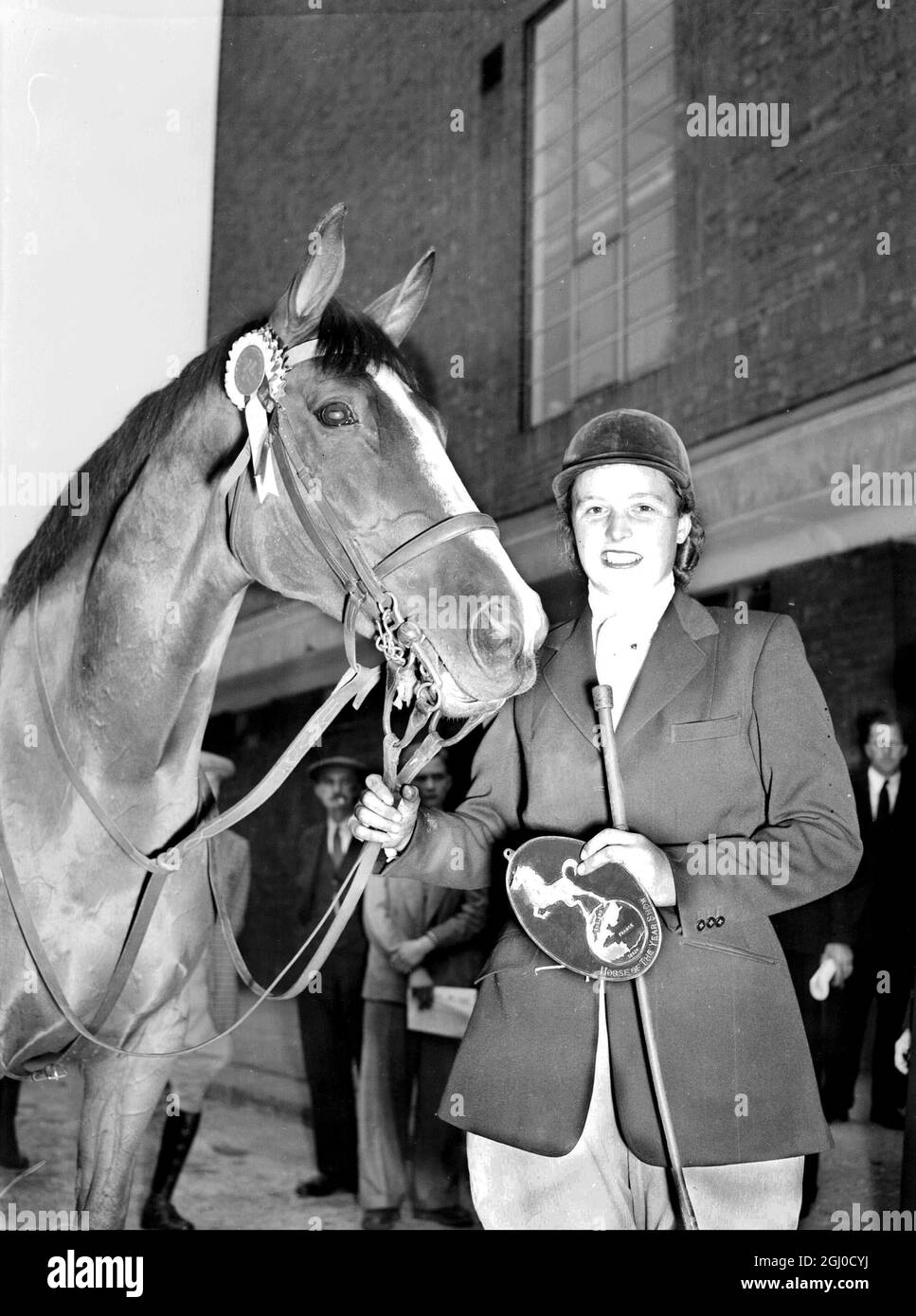 Horse of the Year Show all'Harringay Arena , London Pat Smythe con la sua baia di 8 anni 'Finality' dopo aver vinto il primo Show Jumper of the Year - 14 settembre 1949 Foto Stock