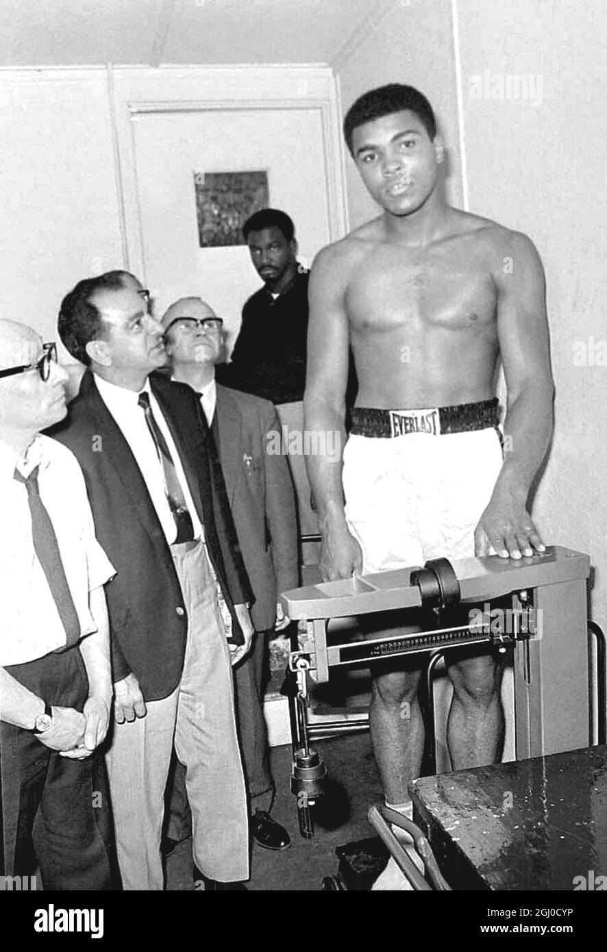 Cassius Clay, incontrerà Henry Cooper, campione britannico e di pesi massimi dell'Impero, il 21 maggio 1966. Guardare è Angelo Dundee. L'argilla viene pesata da Dickie Reekie. Londra - 18 maggio 1966 Foto Stock