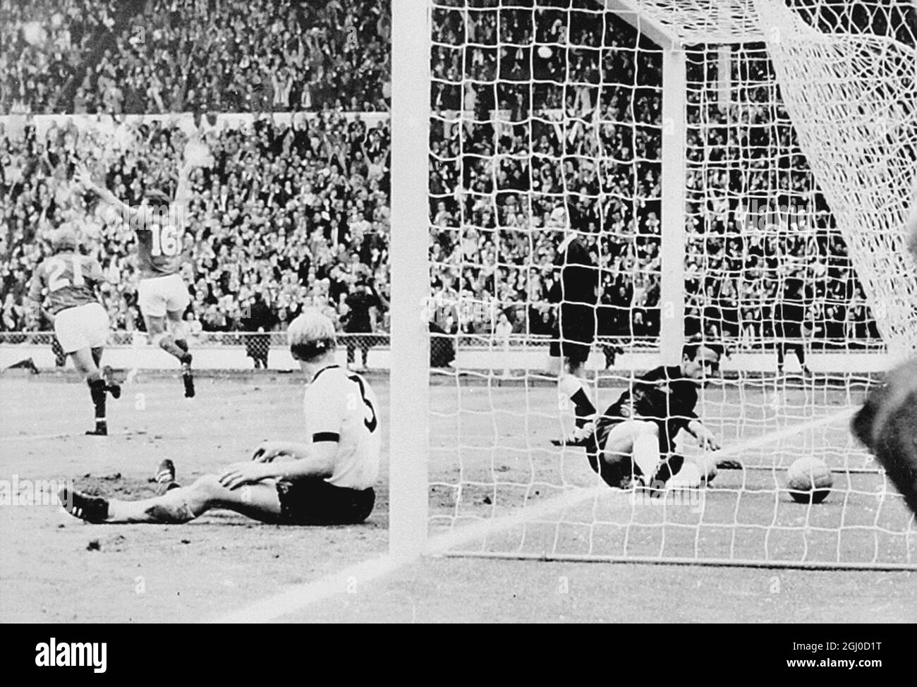 Finale della Coppa del mondo 1966 Inghilterra / Germania Ovest il secondo gol dell'Inghilterra nella finale della Coppa del mondo è segnato da Martin Peters (No.16). 30 luglio 1966 Foto Stock