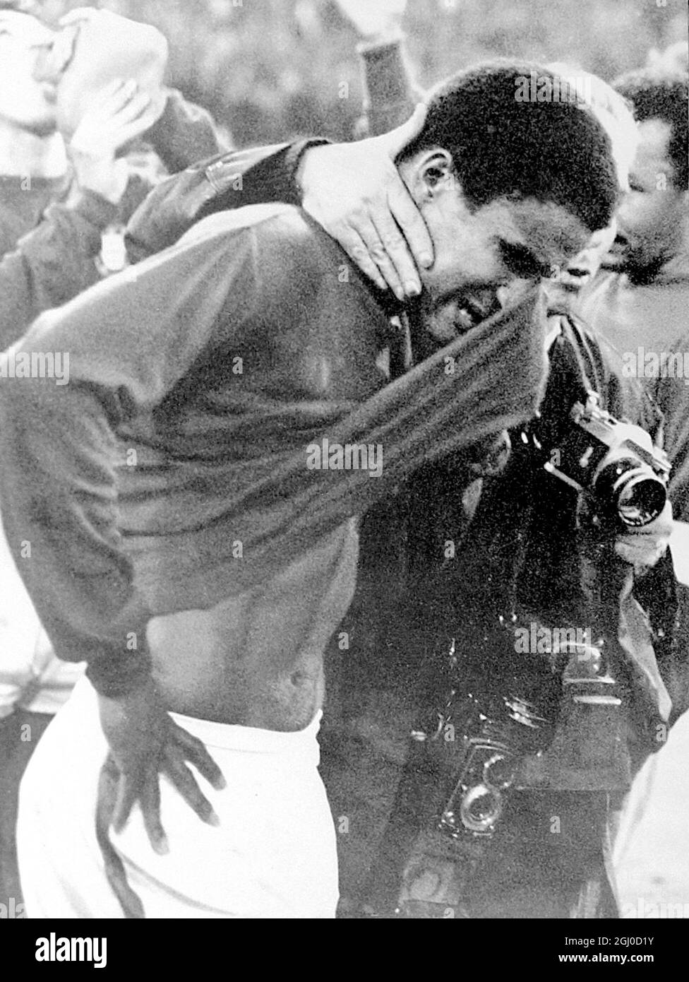 1966 Coppa del mondo Inghilterra / Portogallo Eusebio del Portogallo si svetta mentre esce dal campo dopo che l'Inghilterra ha battuto il Portogallo 2-1 nella partita semi-finale della Coppa del mondo a Wembley. 26 luglio 1966 Foto Stock