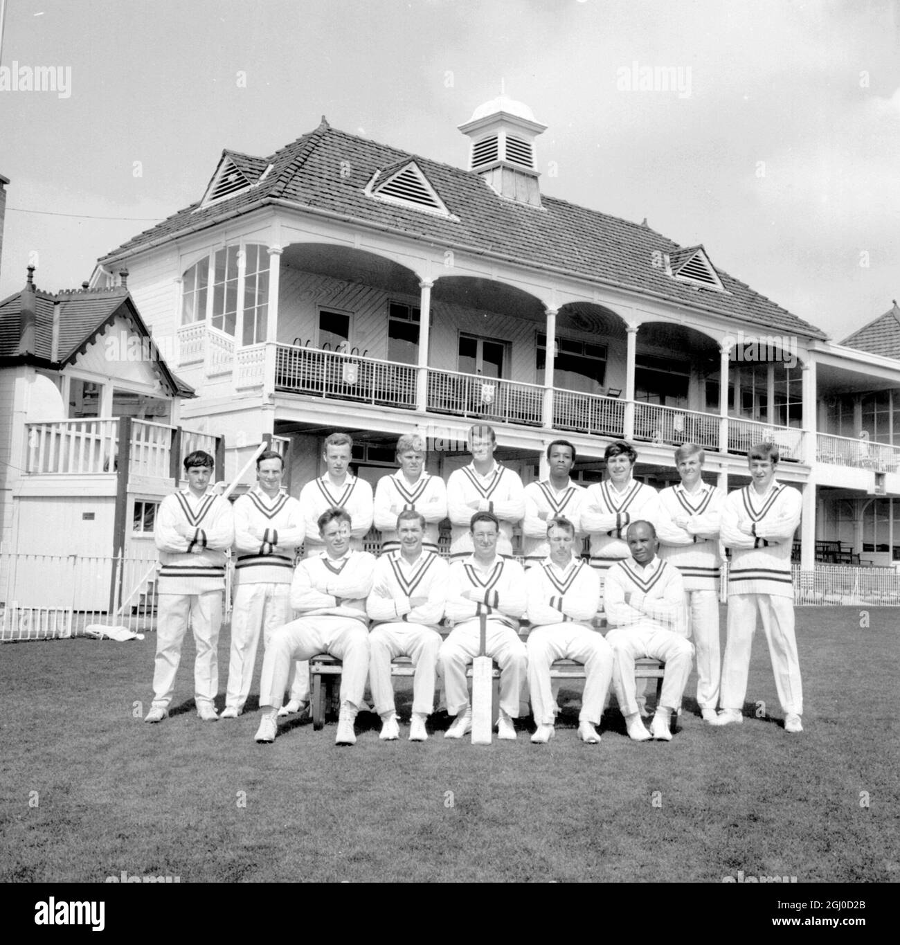 Hampshire County Cricket Team indietro, da sinistra: David Turner, Barry Reed, Richard Gilliat, Barry Richards, Robert Cotton. John, Alan Castell, Trevor Jesty e Richard Lewis. Seduti da sinistra: Butch White, Derek Shackleton, Roy Marshall, Peter Sainsbury e Danny Livingstone. 19 Aprile 1968 Foto Stock