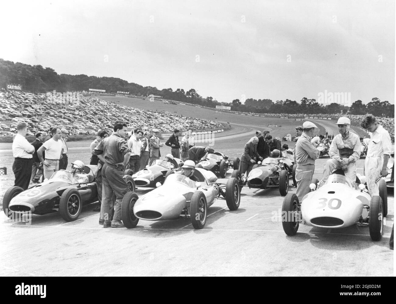 In attesa della partenza del Kent Trophy a Brands Hatch lunedì festivi Jack Brabham (estrema sinistra) è stato il vincitore con S Lewis-Evans secondo (estrema destra) 1958 Foto Stock