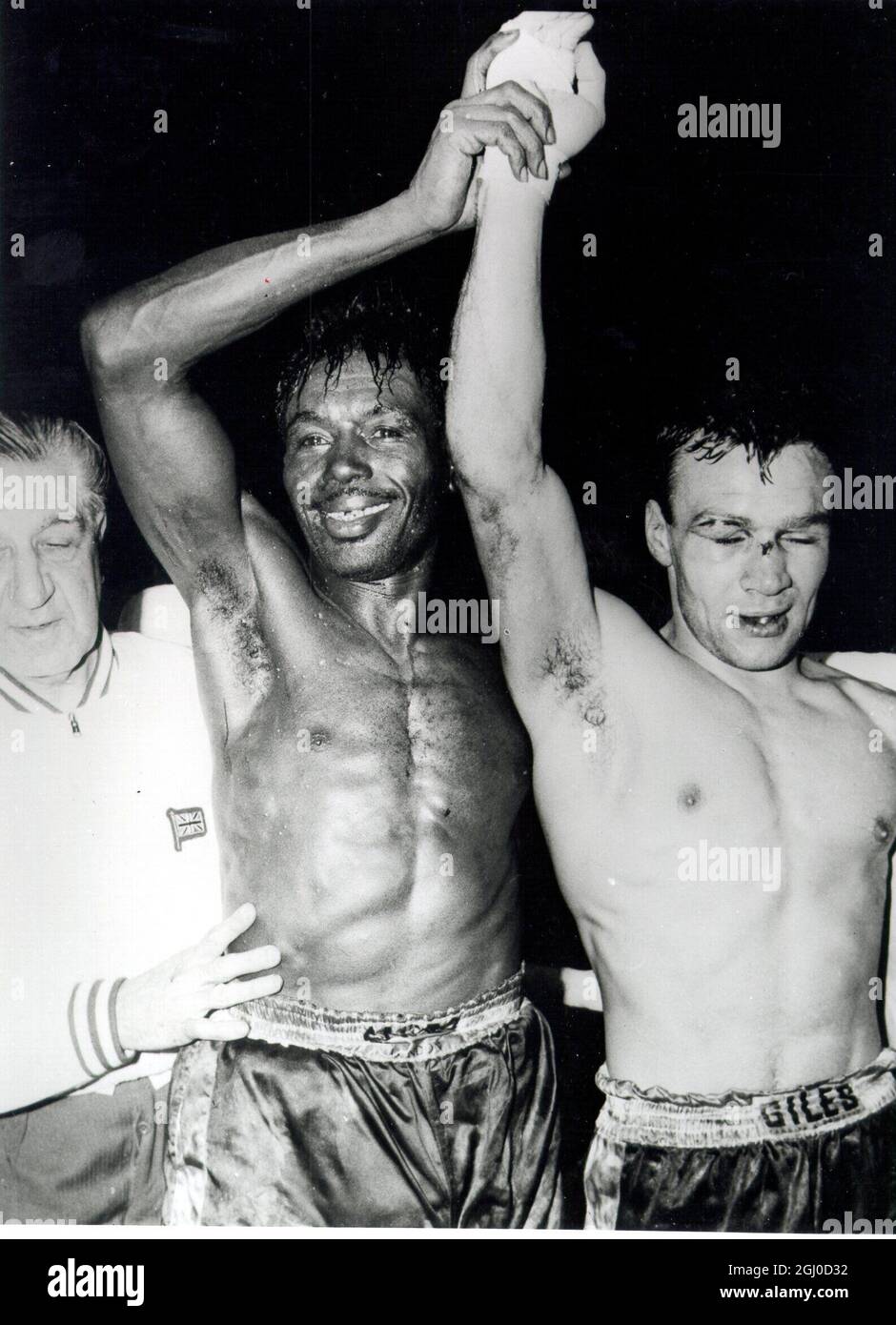 Joe Brown se ne andò, tiene il braccio di David Charnley dopo che lo aveva picchiato e mantenne il titolo mondiale a Earls Court. 19 Aprile 1961 Foto Stock