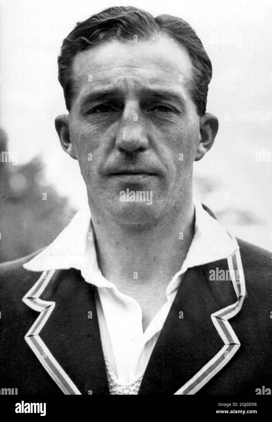 W.J. Edrich di Middlesex, che è stato scelto per la squadra inglese per incontrare l'Australia nel primo test match a Nottingham. 7 giugno 1948 Foto Stock