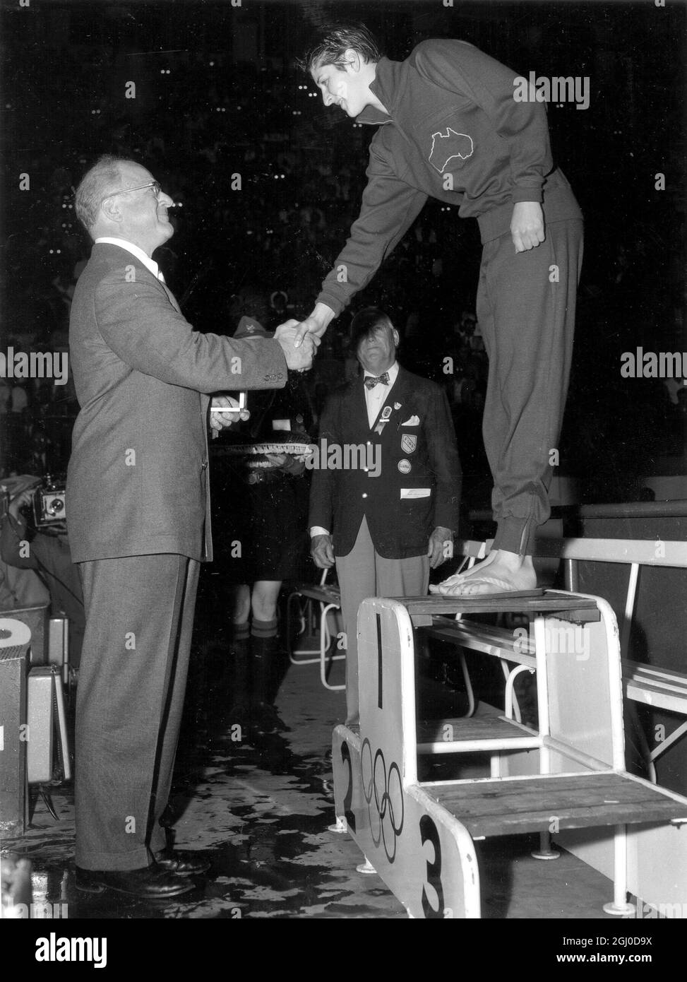 Giochi Olimpici del 1956 - Melbourne Dawn Fraser vince il record mondiale e olimpico nuotare durante il freestyle 100m. 1 dicembre 1956 Foto Stock