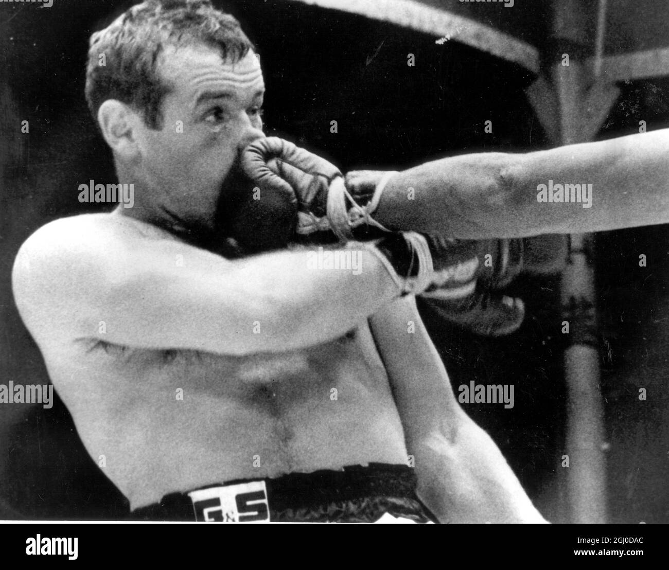 Floyd Patterson ha fatto un pugno a Ingemar Johansson nel loro titolo mondiale di pesi massimi a New York. 21 giugno 1960 Foto Stock