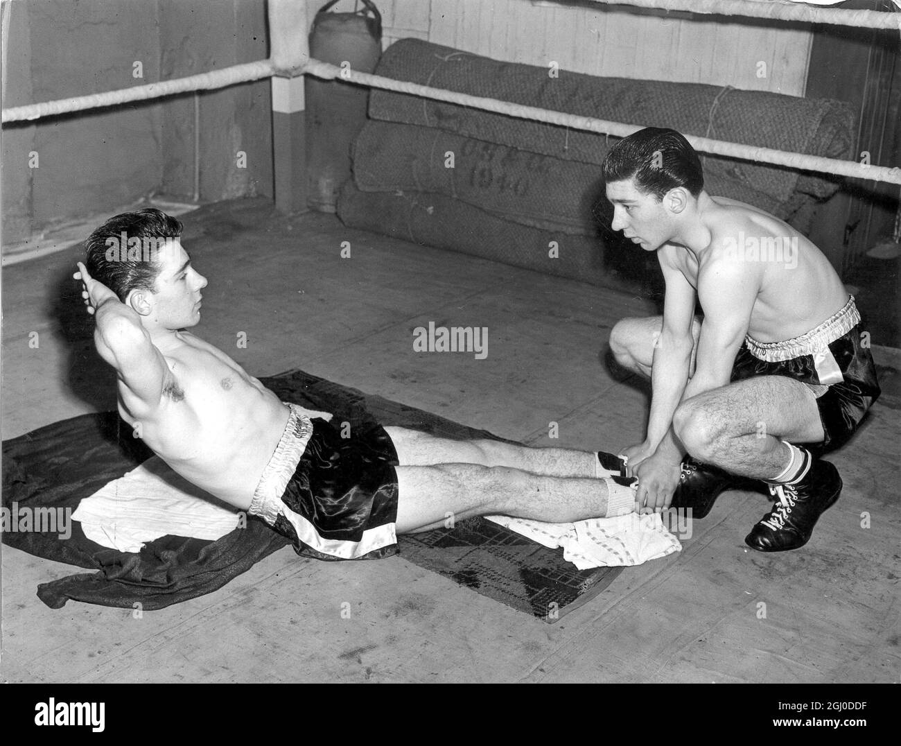 Quando un fratello entra in pratica - Ron (a destra) è uno dei gemelli Kray di 18 anni di Bethnal Green, e si vede aiutare Reg a prepararsi per un prossimo concorso. 28 febbraio 1952 Foto Stock