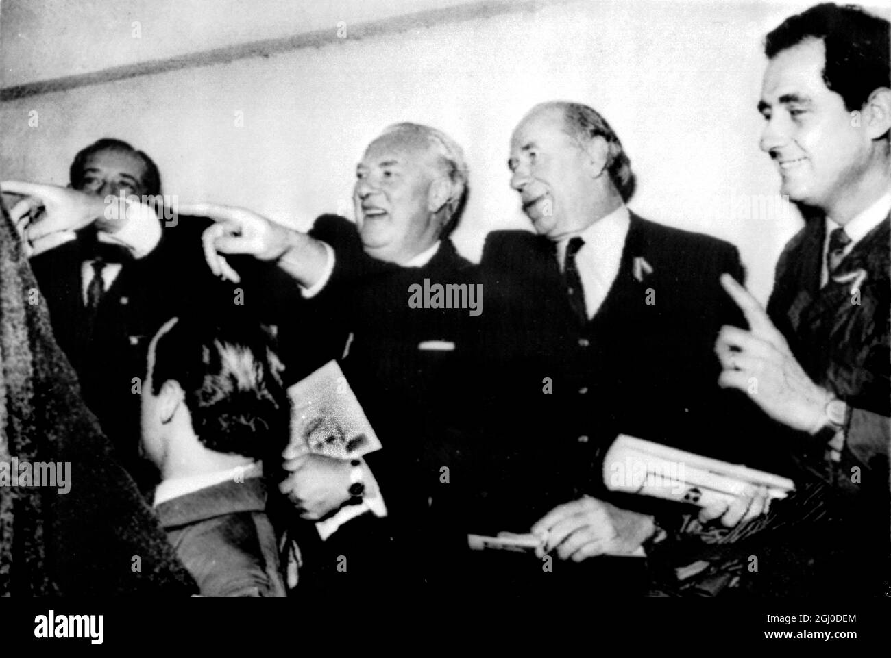 Buenos Aires, Sud America. Il presidente del Manchester United, Louis Edwards, secondo da sinistra, e il manager Sir Matt Busby, secondo da destra, guardano Estudiantes De la Plata giocare contro il Racing Club di Buenos Aires. Con loro, il presidente di Estudiantes, Mario Mangano (volto in parte nascosto). Gli uomini del Manchester United sono qui in connessione con la finale del campionato del mondo Club contro Estudiantes De la Plata nella prossima stagione. 15 luglio 1968. Foto Stock