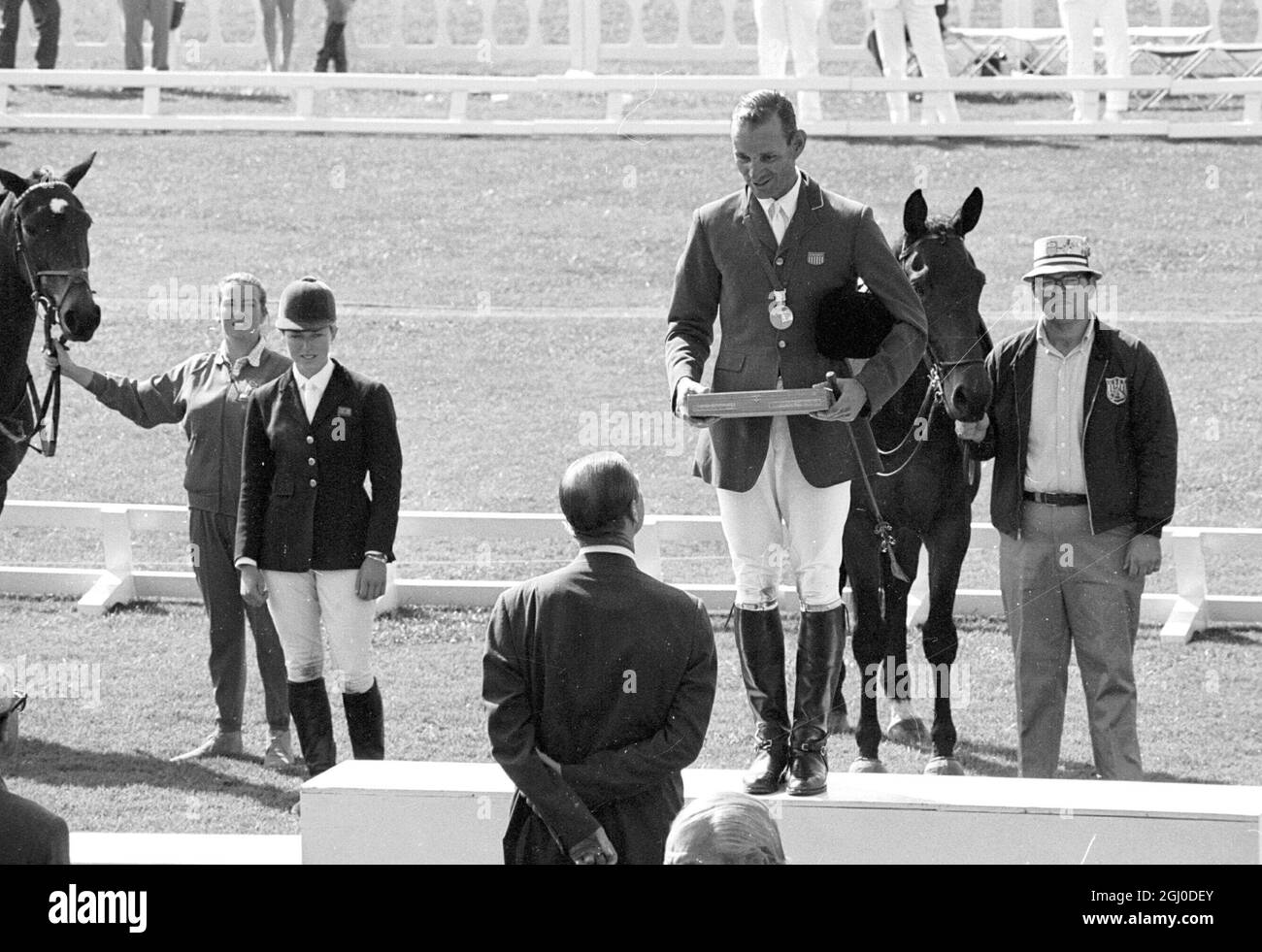 Major Derek Allhusen, membro della squadra olimpica britannica che ha vinto la medaglia d'oro nel triday equestrian team event. Si congratula con il principe Filippo dopo aver ricevuto la medaglia. Città del Messico - 26 ottobre 1968 Foto Stock