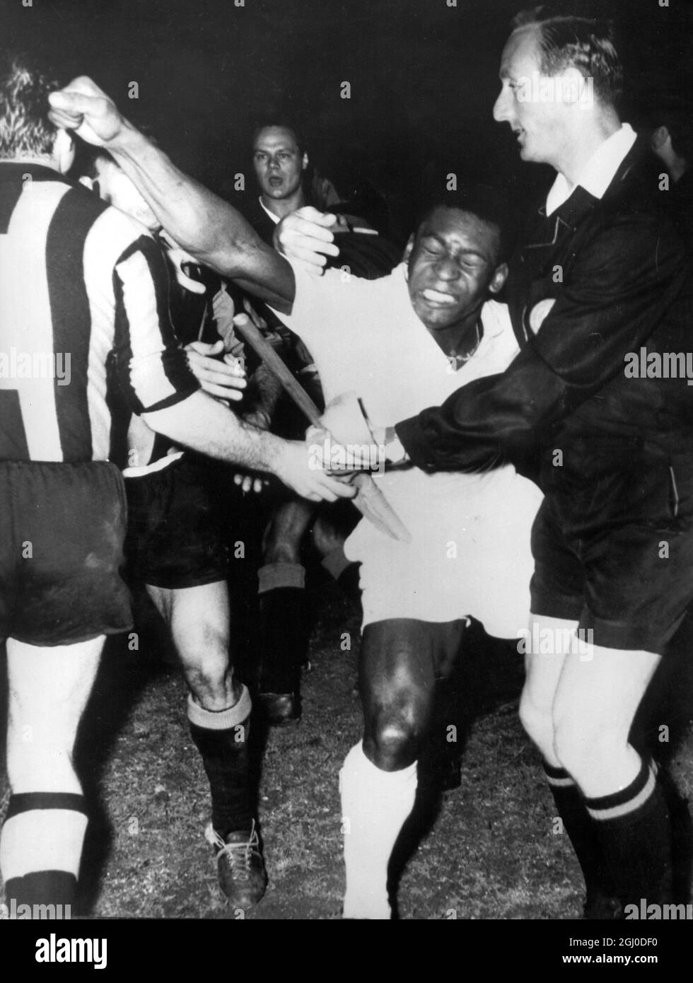 Il team italiano Inter Milan ha battuto Santos 2-0 durante una recente partita contro i brasiliani di Milano. Bolchi viene bussato a terra mentre Pele cerca di colpire a Masiero. 22 giugno 1963. Foto Stock
