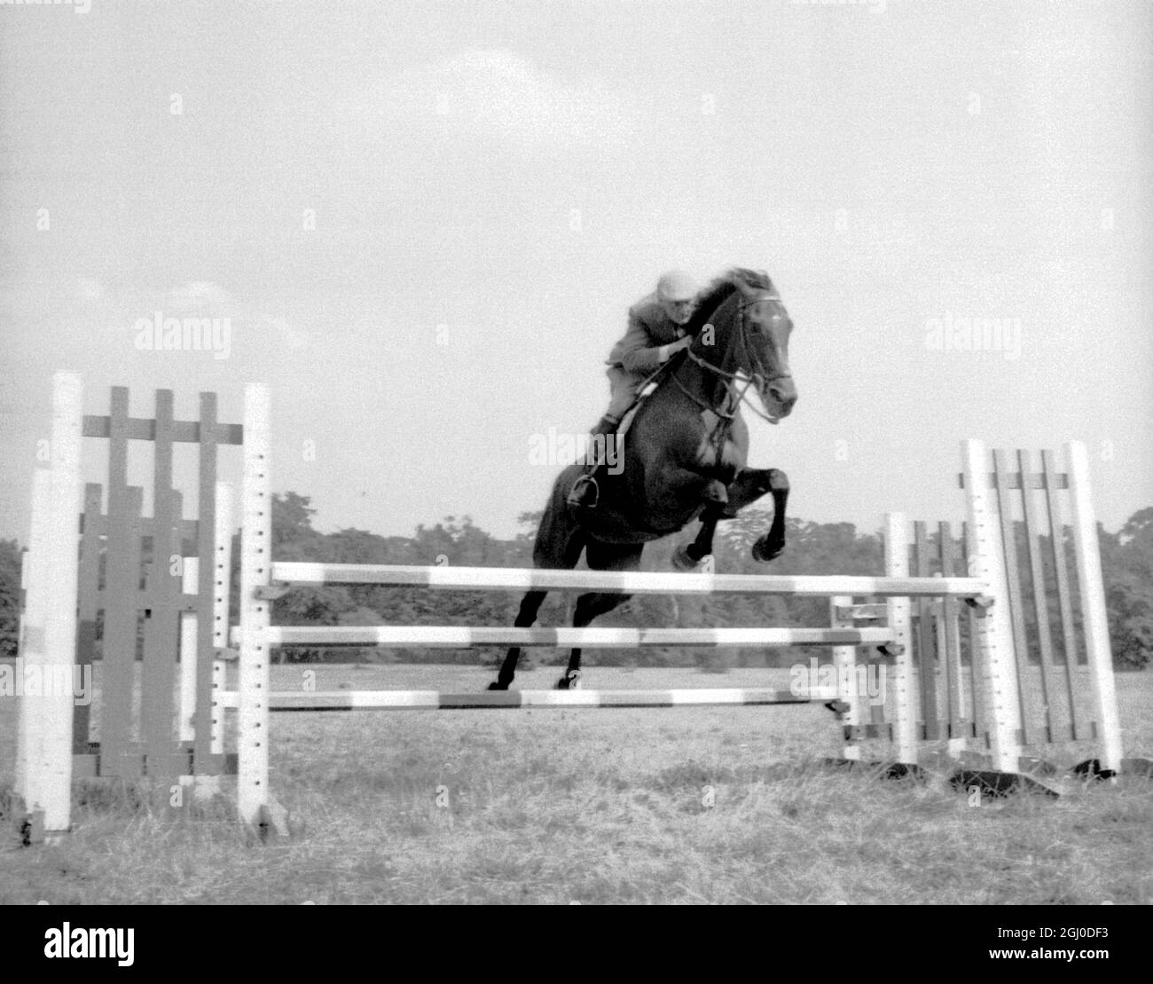 Major Derek Allhusen membro della squadra olimpica britannica del 1968 che ha vinto la medaglia d'oro nel triday equestrian team event. Foto durante una sessione di allenamento su ''Lochinvar'' su Smith's Lawn, Windsor Great Park - 27 agosto 1965 Foto Stock