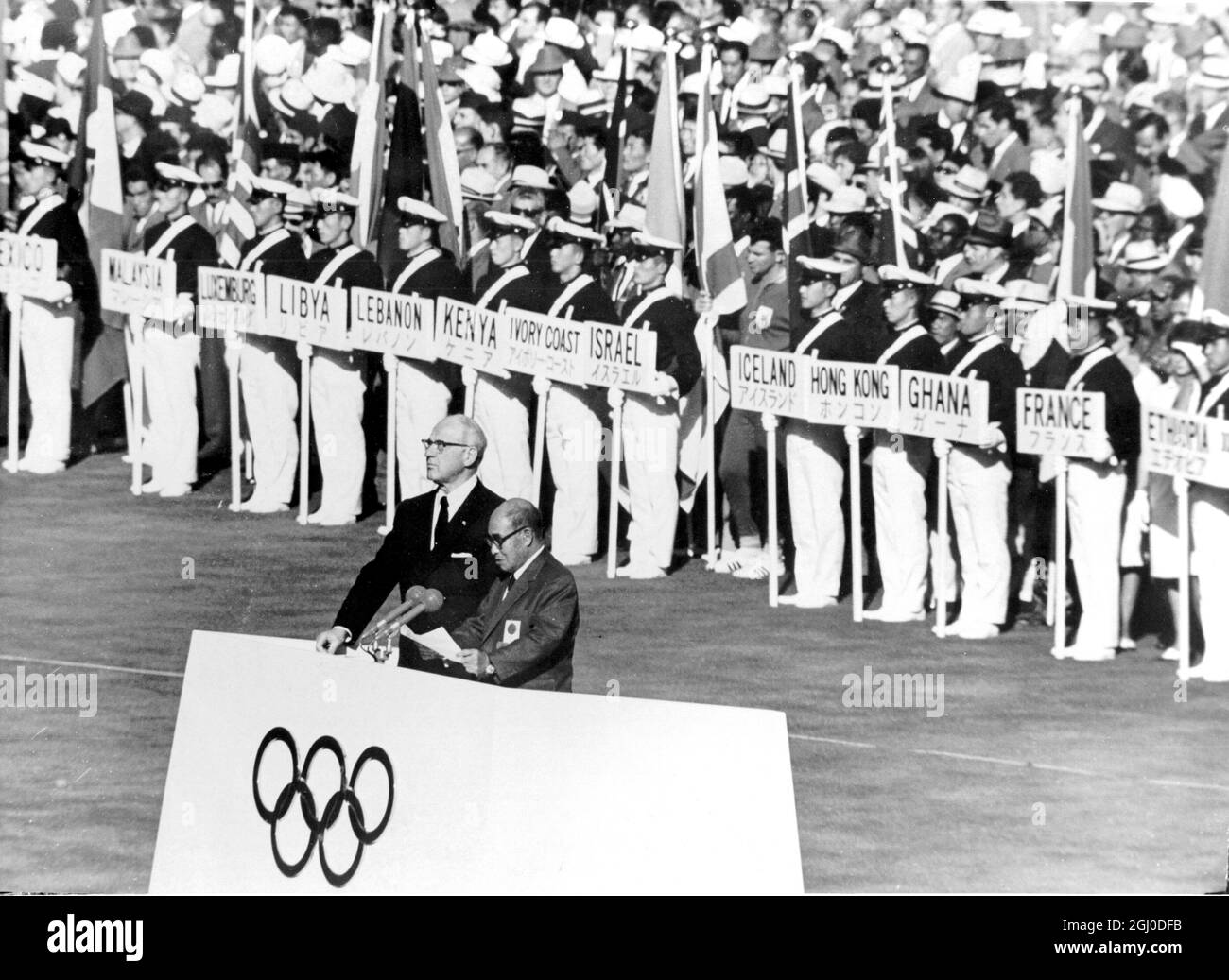 Il Presidente del Comitato Organizzatore Olimpico, Daigoro Yasukawa e il Presidente del Comitato Olimpico Internazionale Avery Brundaga sul rostro di fronte alla Royal Box nel Grande Stadio Olimpico di Tokyo durante la cerimonia di apertura dei Giochi Olimpici del 1964. 11 ottobre 1964 Foto Stock