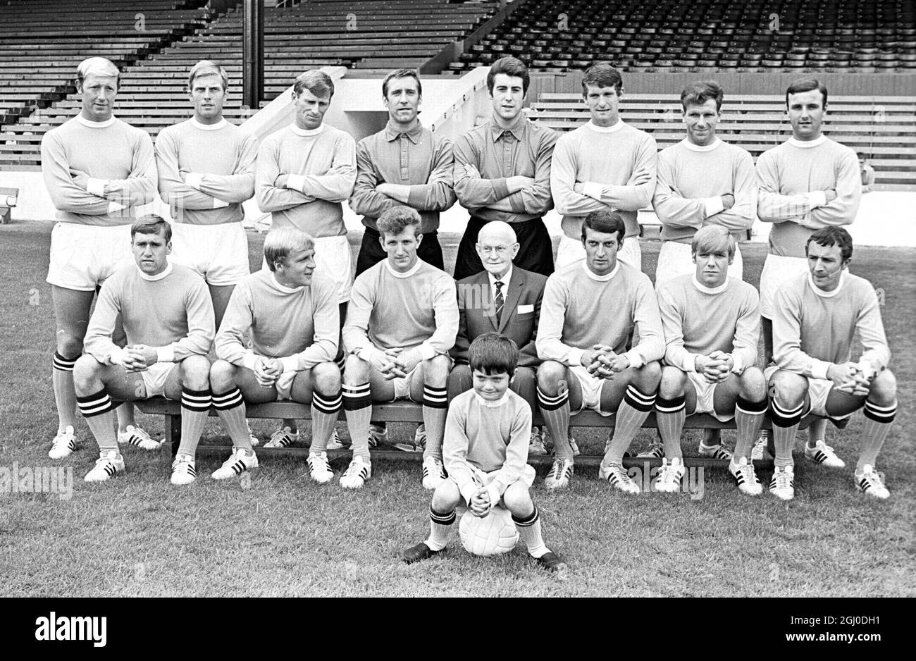 Membri del Manchester City Football Club per la stagione 1968-1969. Fila posteriore: Da sinistra a destra: George Heslop, Alan Oaks, Tony Book, Harry Dowd, Ken Mulheorn, Mike Doyle, Bobby Kennedy, Glyn Pardoe. Prima fila: Da sinistra a destra: Dave Connor, Francis Lee, Bobby Owen, A.Alexander (presidente), Neil Young, Tony Coleman e Mike Summerbee. 31 luglio 1968. Foto Stock