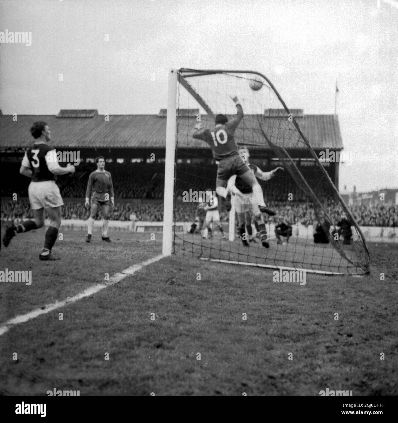 Fa Cup 3rd Round Chelsea v Northampton Terry Venables (No.10), Chelsea all'interno a sinistra, e Northampton Town centro-metà Branston finiscono nel gol come la palla appena rotola sopra la parte superiore del bar per dare a Northampton una stretta fuga durante il terzo round fa Cup cravatta a Chelsea. 9 gennaio 1965. Foto Stock Fa Cup 3rd Round Chelsea v Northampton Terry Venables (No.10), Chelsea all'interno a sinistra, e Northampton Town centro-metà Branston finiscono nel gol come la palla appena rotola sopra la parte superiore del bar per dare a Northampton una stretta fuga durante il terzo round fa Cup cravatta a Chelsea. 9 gennaio 1965. Foto Stock