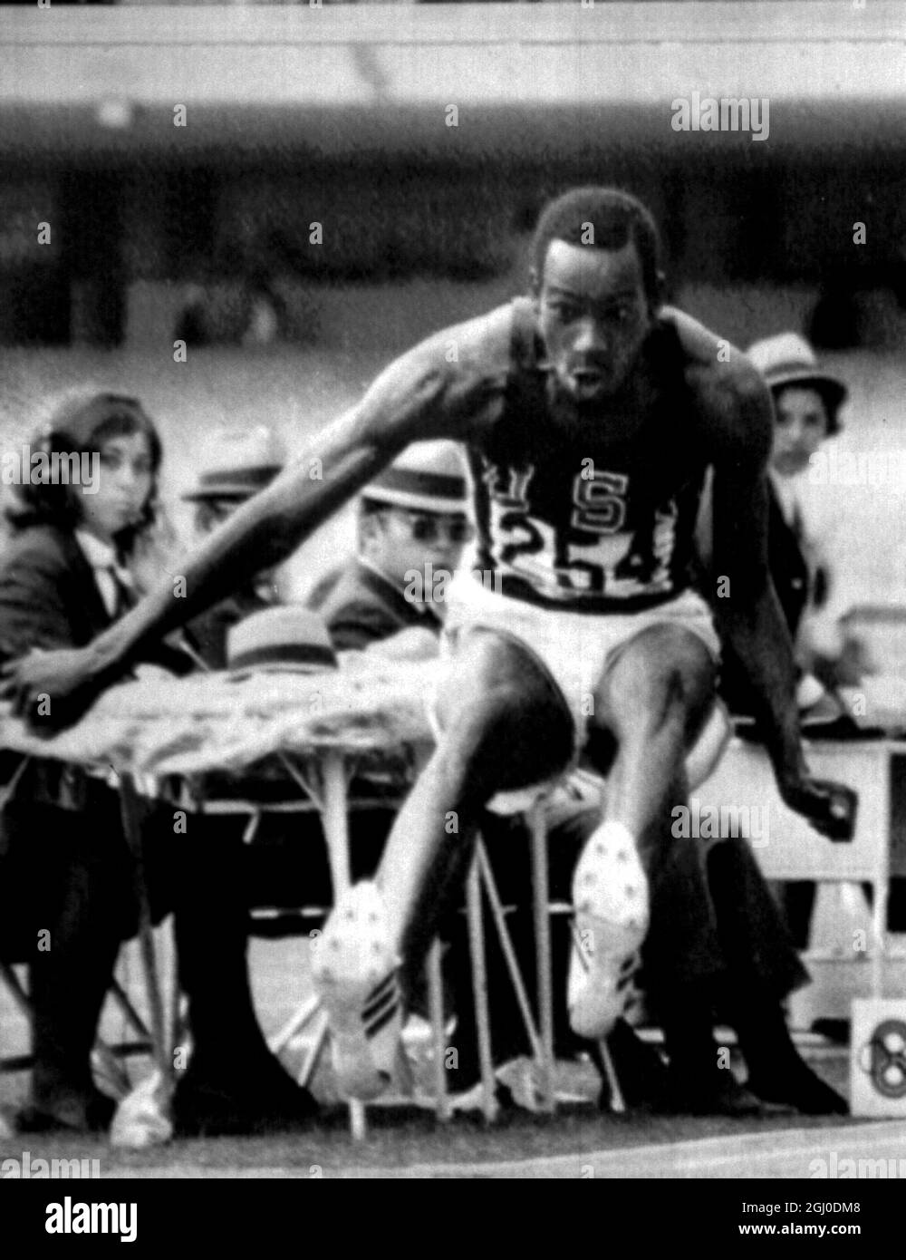 Olimpiadi del 1968, Messico. Bob Beamon degli Stati Uniti in azione durante l'evento maschile di salto lungo in cui ha frantumato il record mondiale di più di due piedi, in un salto di 29 piedi 2 & 1-2 pollici per vincere una medaglia d'oro olimpica. 18 ottobre 1968. Foto Stock