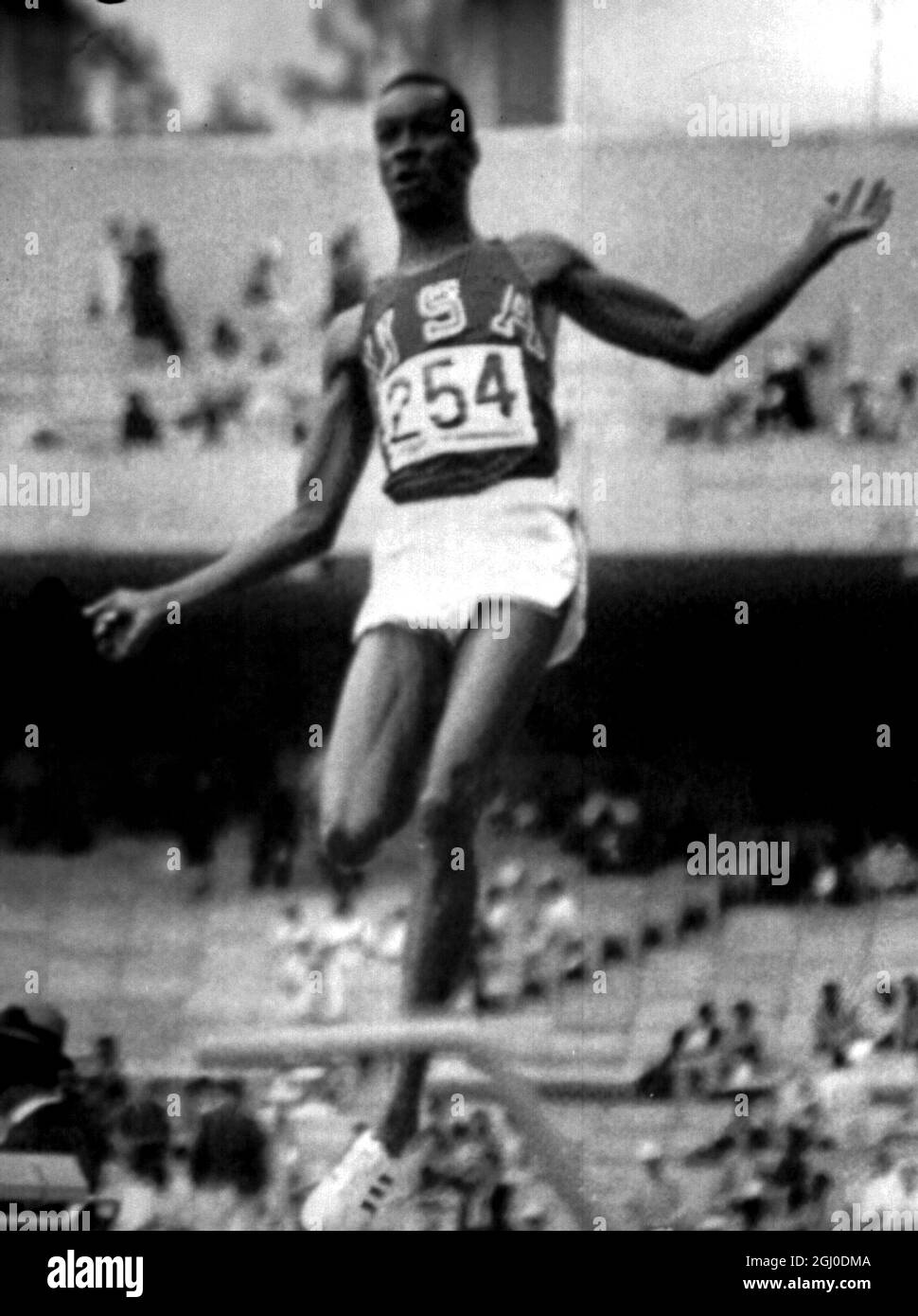 Olimpiadi del 1968, Messico. Bob Beamon degli Stati Uniti in azione durante l'evento maschile di salto lungo in cui ha frantumato il record mondiale di più di due piedi, in un salto di 29 piedi 2 & 1-2 pollici per vincere una medaglia d'oro olimpica. 18 ottobre 1968. Foto Stock